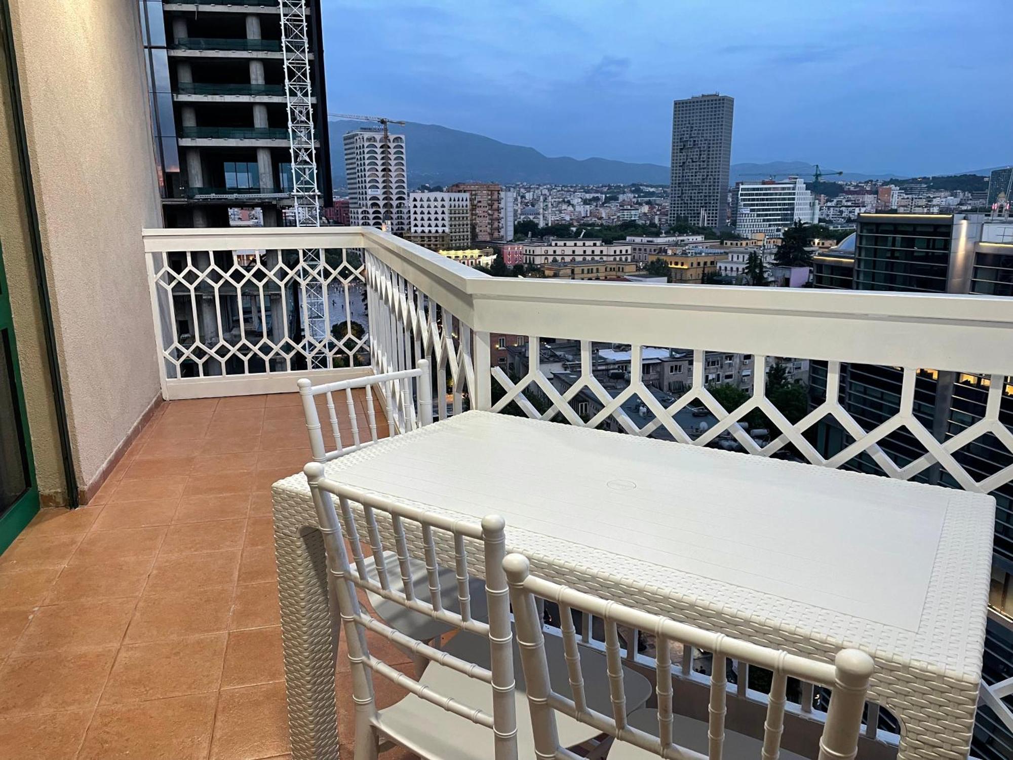Sun Tower Luxury Suite-View From Of Tirana Center Exterior foto
